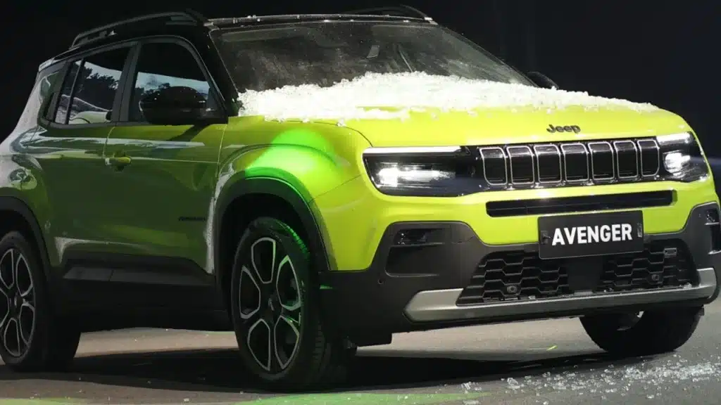 Foto do novo jeep avenger 2027 na cor verde limão claro com gelo no capô