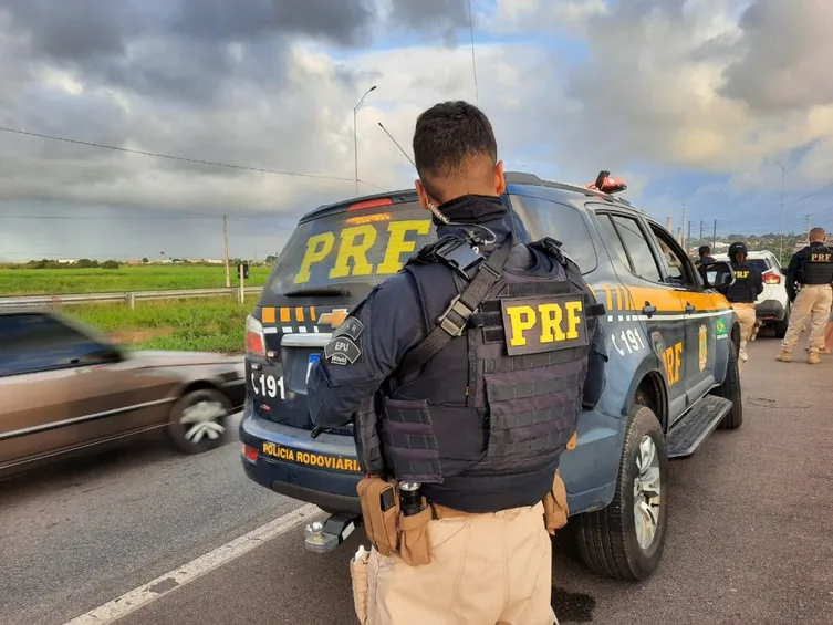policial rodoviário fiscalizando trânsito brasileiro
