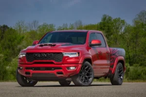 A RAM confirma o retorno da icônica picape Rumble Bee equipada com motor V8 de alta performance e três opções de propulsão para desafiar a eletrificação dominante no mercado global de picapes esportivas