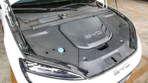 A alta demanda pela nova bateria Blade da BYD supera a capacidade produtiva atual da montadora chinesa e impõe um desafio logístico crítico para a entrega de veículos elétricos no mercado global em 2024