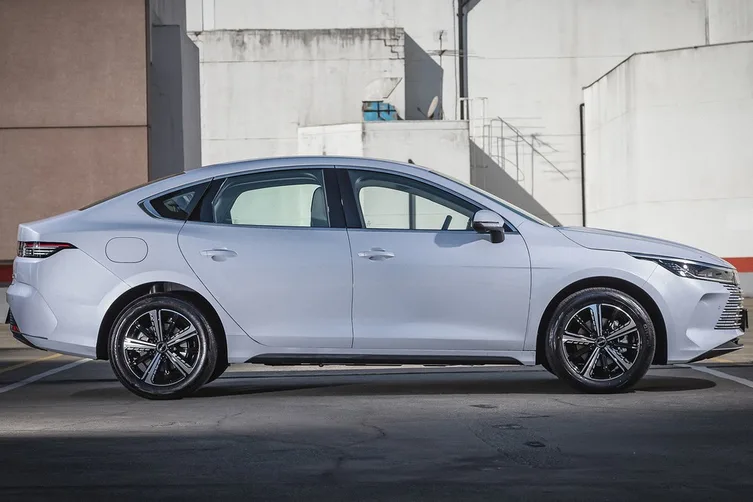 BYD King sedan frente lateral