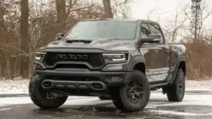 Stellantis confirma que 40% dos compradores de picapes descartam marcas sem opção de motor V8 no portfólio, consolidando a estratégia de foco total na linha RAM para manter a relevância no mercado atual