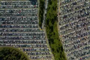Stellantis registra estoque elevado de veículos nos Estados Unidos com a marca Dodge atingindo a marca de 142 dias de unidades paradas no pátio das concessionárias em um cenário de mercado automotivo