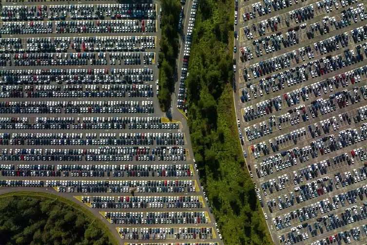 pátio de concessionária de carros novos lotado