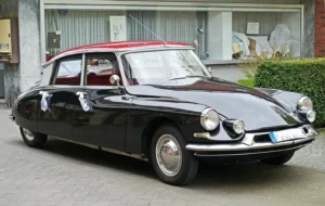 Citroën DS19 registra recorde histórico no Salão de Paris com 80 mil pedidos confirmados em apenas dez dias de evento marcando um dos maiores sucessos de vendas da indústria automotiva mundial no século
