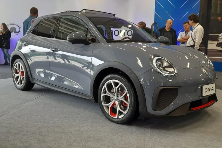 GWM ORA 03 carro elétrico cor cinza vista lateral