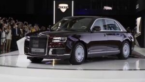 Aurus Senat, o sedã de luxo russo, ganha versão Long com chassi alongado e portas traseiras maiores que reforçam o padrão de carro blindado de alto nível voltado para o transporte de autoridades mundiais