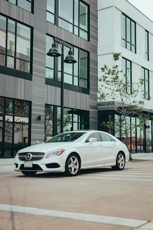 Mercedes-Benz luxo estacionado em ambiente urbano moderno
