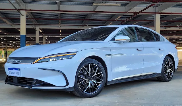 Novo sedã topo de linha da BYD chega ao mercado global em 2026 prometendo autonomia de 1.008 quilômetros com uma única carga completa de bateria e nome escolhido através de votação pública online