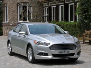 Decisão da Ford de encerrar a produção de sedãs nos Estados Unidos gera debate sobre a demanda do mercado automotivo enquanto rumores sobre o lançamento de um modelo Mustang de quatro portas ganham força