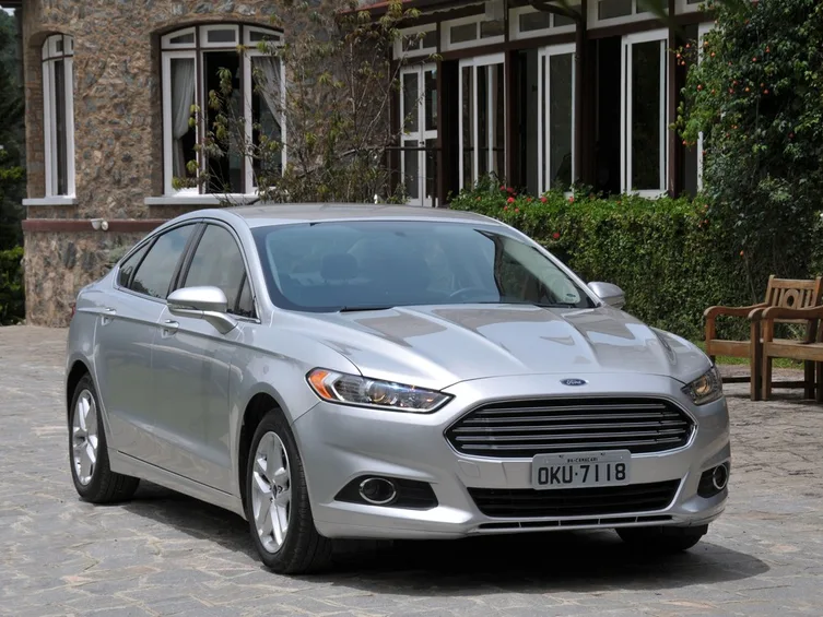 Ford Fusion sedan exterior estacionado