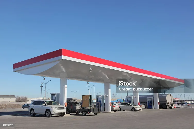 posto de gasolina moderno com carros abastecendo