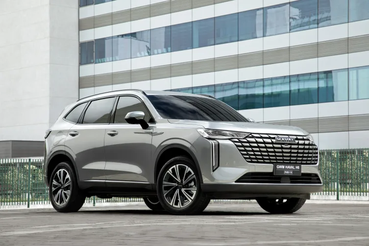 SUV GWM Haval H6 prata exterior estrada