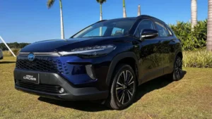 O Toyota Corolla Cross renova seu design interno e externo mantendo a mecânica consagrada enquanto a versão esportiva GR-Sport introduz uma nova grade frontal integrada aos faróis no mercado nacional