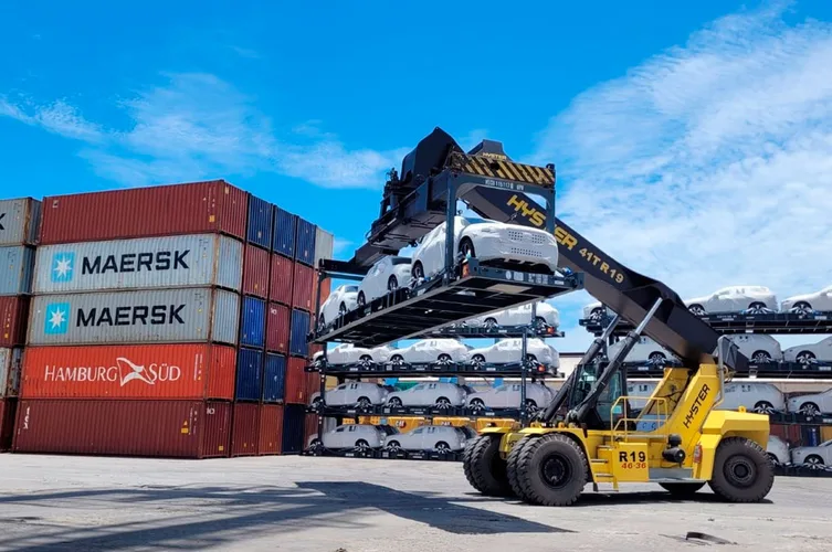 navio cargueiro com contêineres e carros no porto
