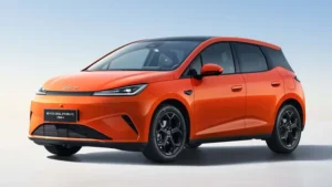 O novo BYD Dolphin G chega ao Brasil em 2027 com sistema híbrido plug-in DM 5.0 capaz de atingir 28 km/l de consumo combinado e autonomia total de até 1.040 km com motor flex e tecnologia avançada