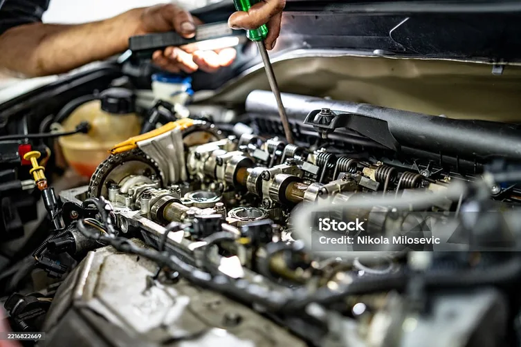 motor de carro moderno aberto oficina mecânica