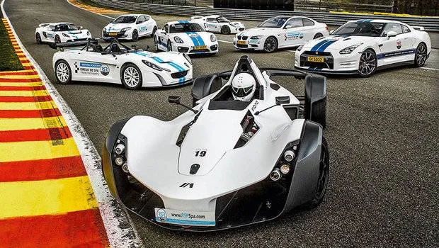 carro de corrida na pista de autódromo profissional