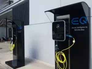 Estratégia de veículos elétricos da Mercedes-Benz na China enfrenta pressão após queda no volume de vendas e mudanças estruturais significativas no mercado automotivo global de luxo atual