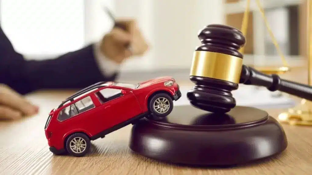 Imagem ilustrativa de carro de brinquedo e um martelo de um advogado de justiça fazendo alusão ao tema o que é RENAJUD