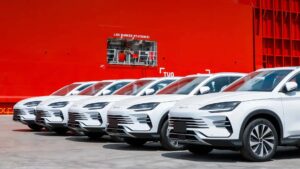 Exportações mensais de veículos da China atingem a marca histórica de 1 milhão de unidades com participação majoritária de modelos elétricos e híbridos que redefinem o cenário do mercado automotivo global