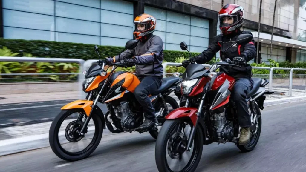 Foto de duas motos, uma laranja e a outra vermelha, em alusão a pauta "As motos mais econômicas do Brasil: 7 modelos que ajudam a gastar menos com combustível"