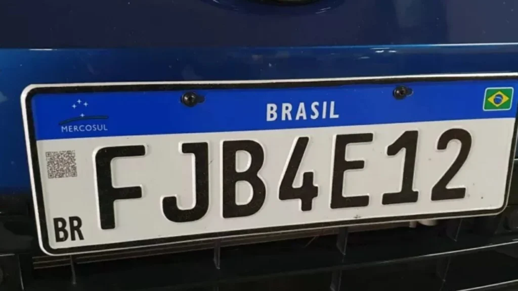 Foto de uma placa de carro brasileira em alusão a pauta "Como consultar a situação de um veículo pela placa antes de comprar"