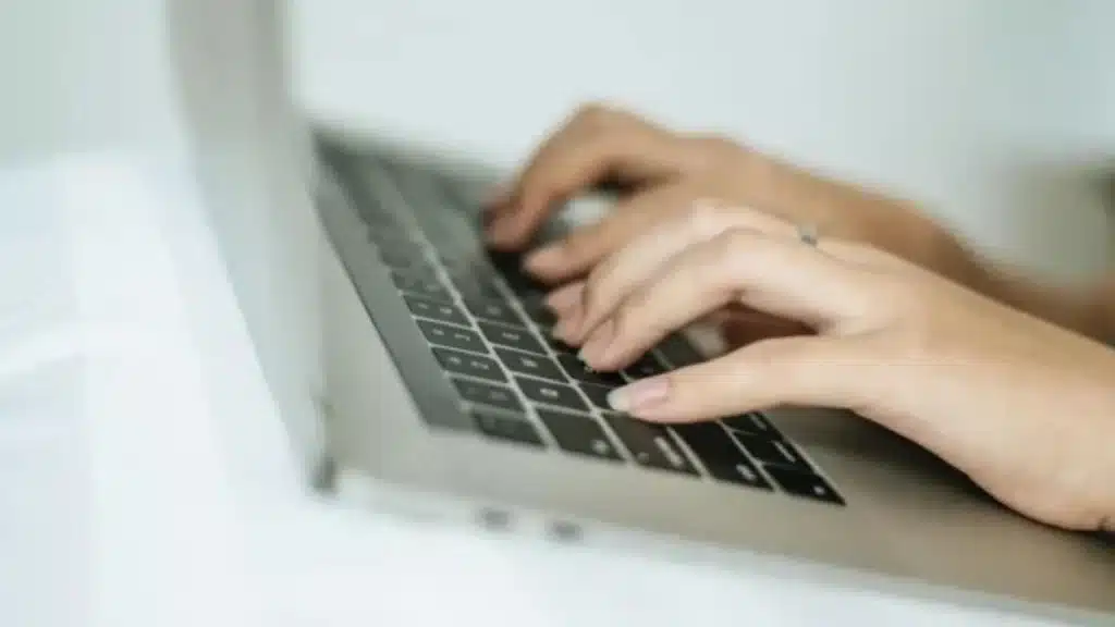 foto de mão no computador pesquisando questão veicular