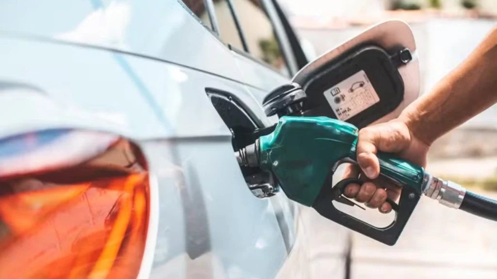 Foto de uma pessoa colocando combustível em um carro em alusão a notícia "Gasolina com 32% de etanol começa a ser distribuída no Brasil"