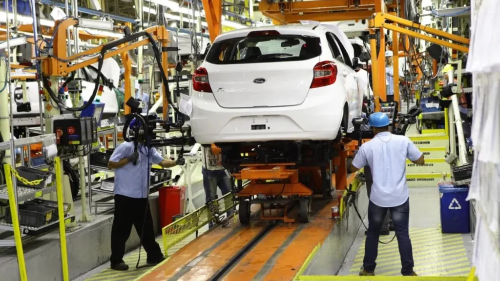 Foto de profissionais arrumando um carro da Ford em alusão a pauta "Ford reduz produção na Argentina"