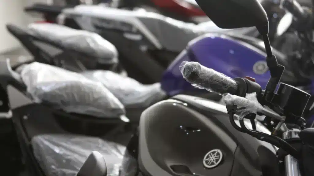 Imagem com várias motos posicionadas