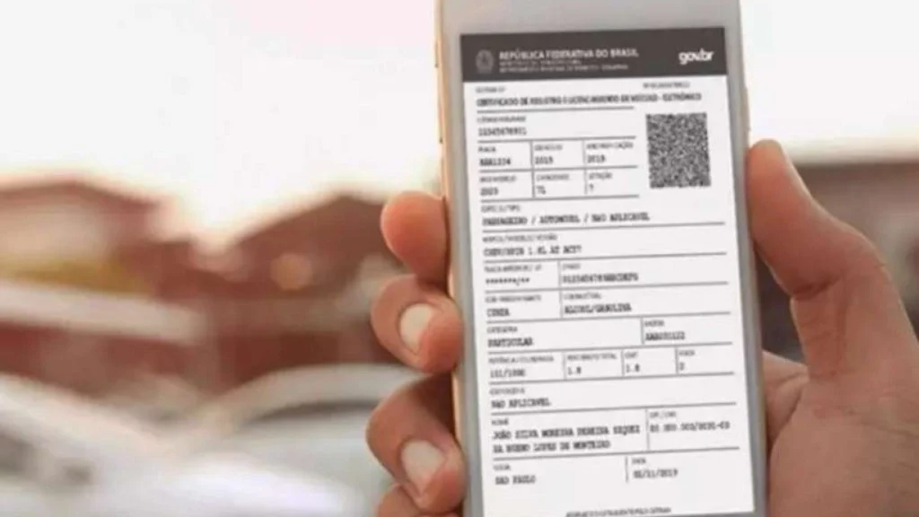 Pessoa segurando o celular com dados do Detran em alusão a pauta sobre o Licenciamento SP 2026
