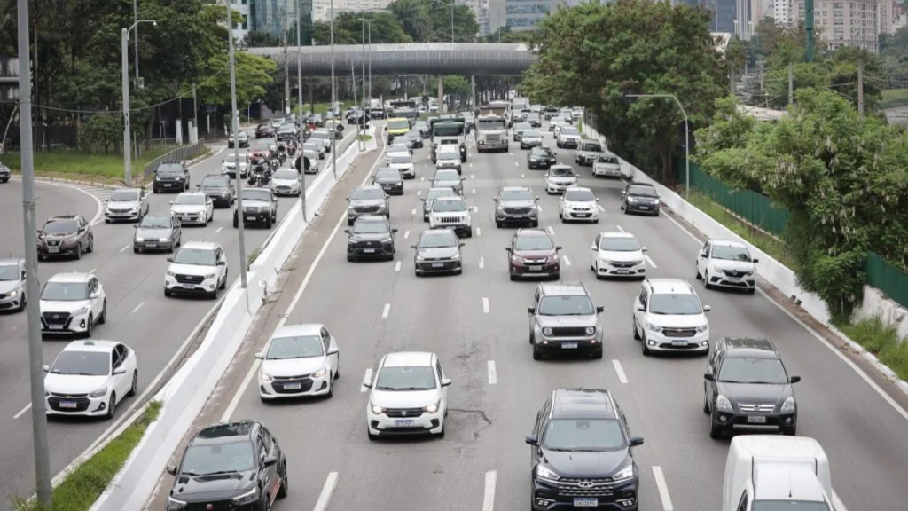 Foto com vários carros transitando em uma rodovia movimentada em alusão a pauta sobre o Licenciamento SP 2026