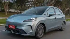 MG4 Urban chega ao Brasil com preços entre R$ 129.990 e R$ 149.990 e autonomia de até 358 km para competir no mercado de hatches elétricos contra BYD Dolphin e GWM Ora 03 no segmento de compactos