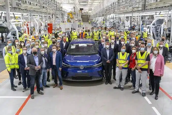 montagem de carros em fábrica alemã
