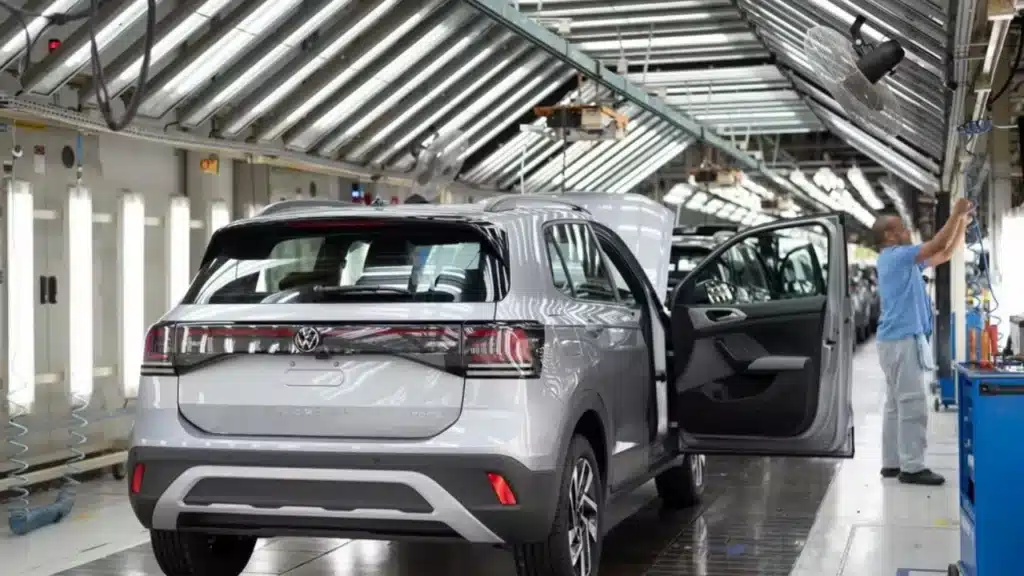Imagem de um carro Volkswagen referente ao seu sistema híbrido flex