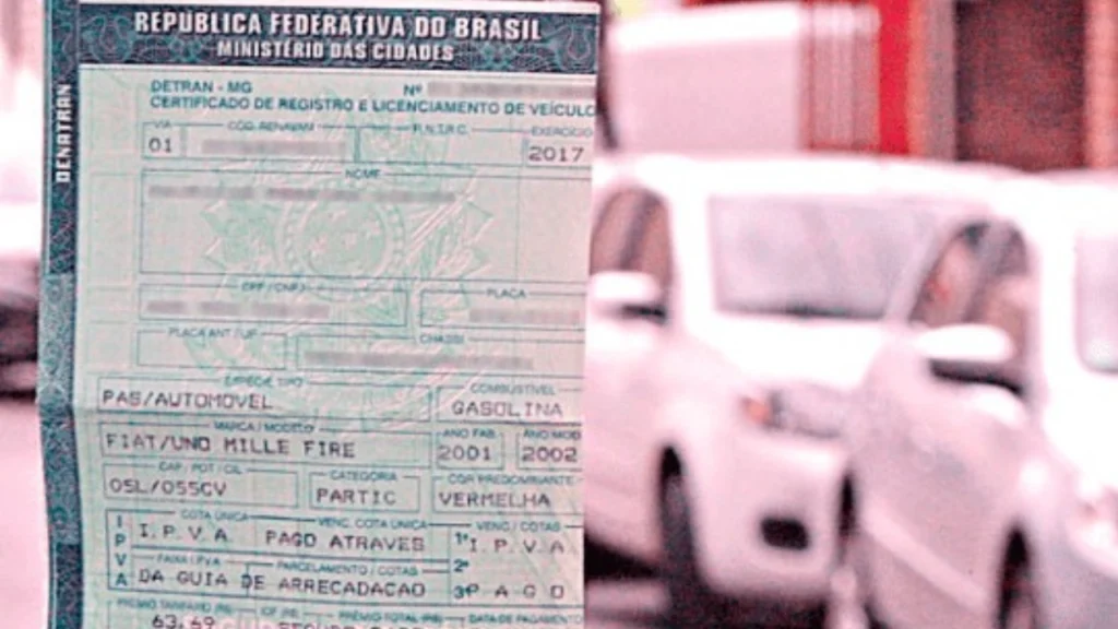 Imagem de uma pessoa segurando um documento do Detran em alusão a pauta sobre O que é Gravame