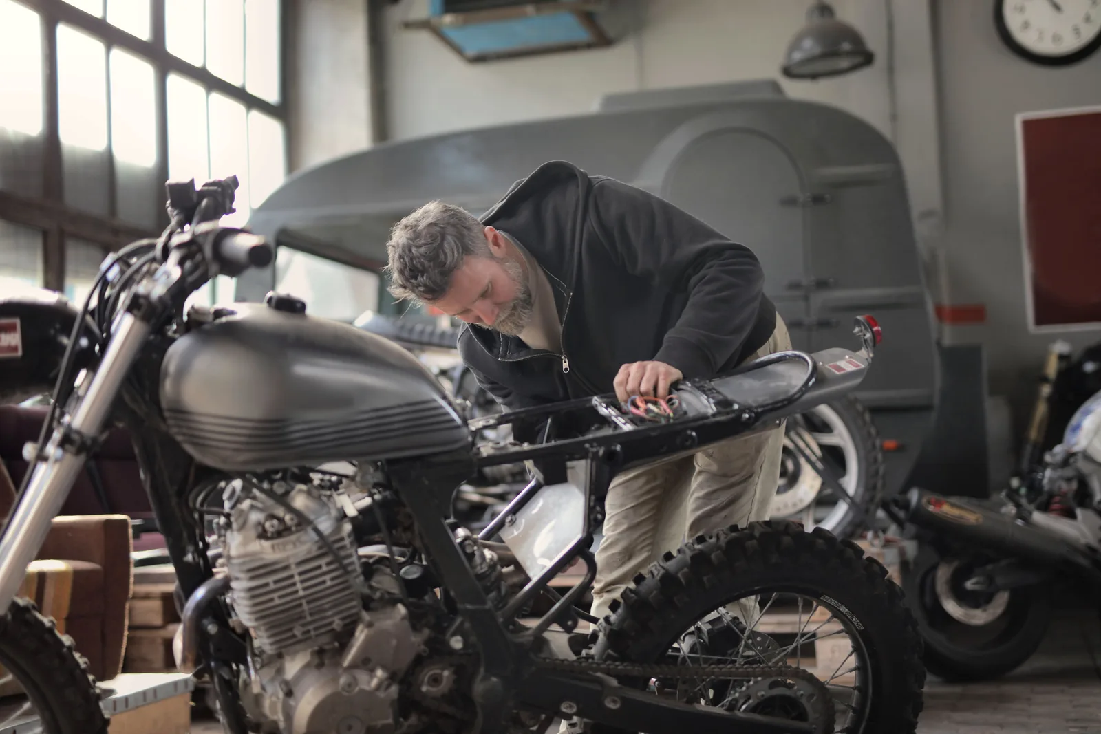 CNAE 4543-9/00: conserto e pintura de motos, o que faz?