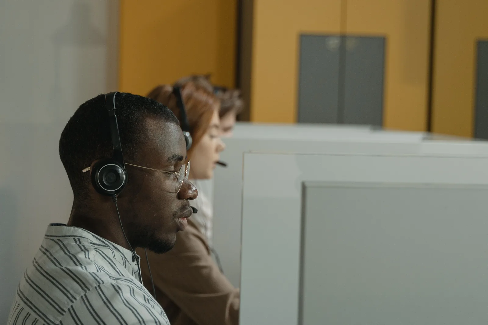 CNAE 6399-2/00: serviços de informação telefônica e clipping