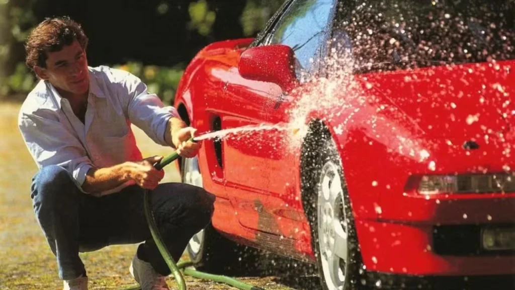 Ayrton Senna lavando seu carro Honda NSX 1991