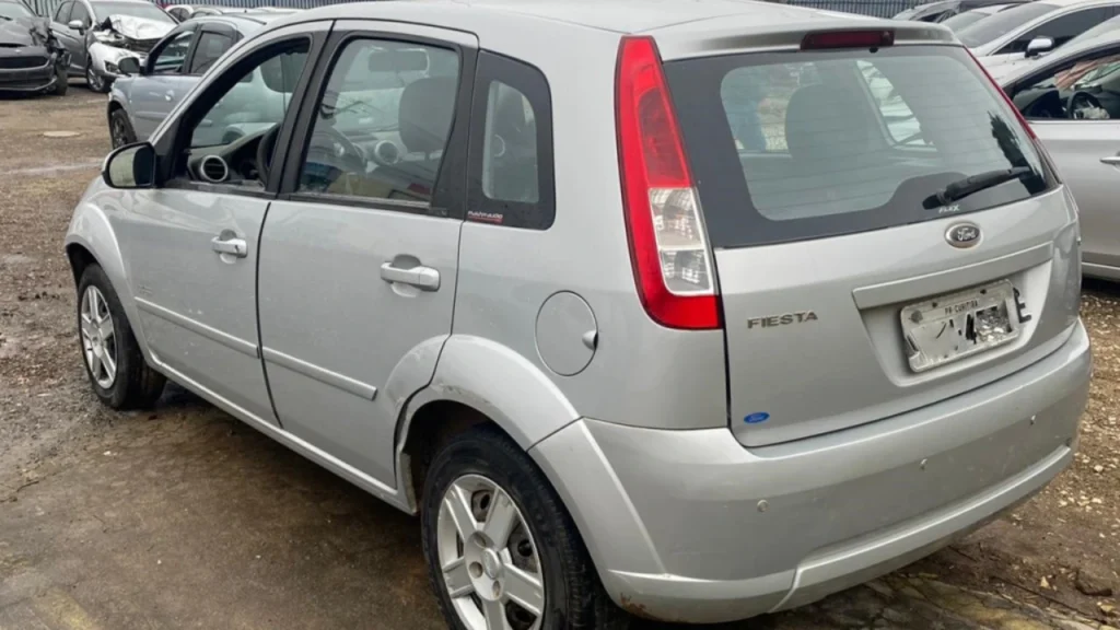 Foto carro Ford Fiesta na cor cinza