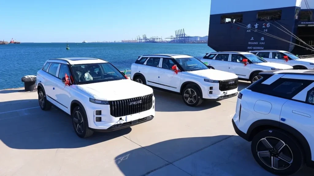 Carros Omoda & Jaecoo perfilados em alusão a pauta "Os carros populares estão voltando? Chinesa promete seis modelos por até R$ 120 mil no Brasil"