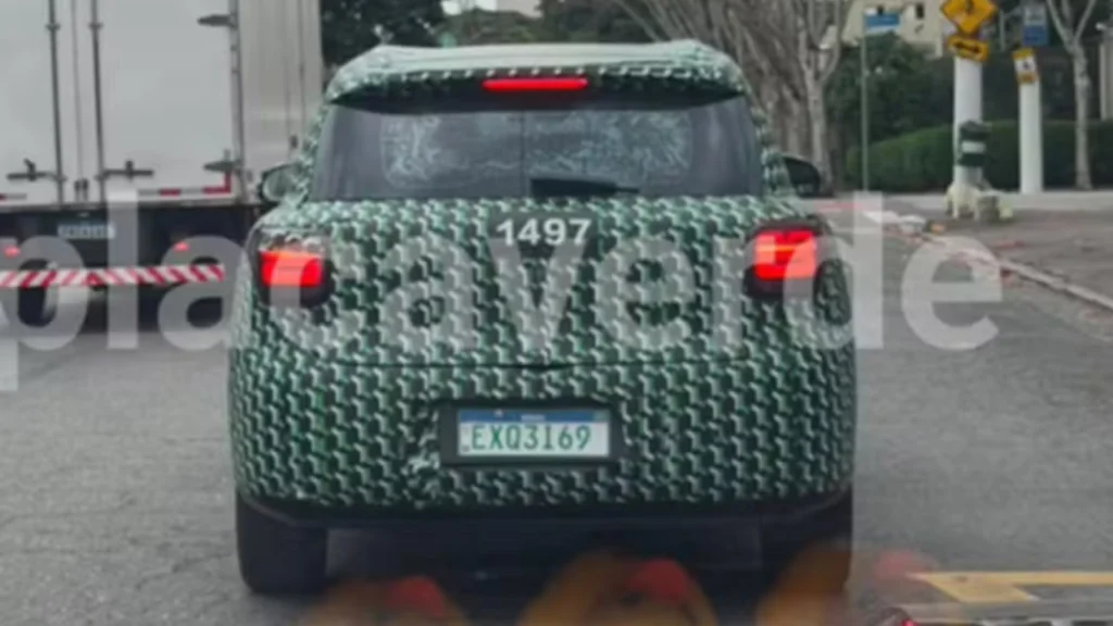 Foto do carro Leapmotor B03 sendo flagrado em teste no Brasil