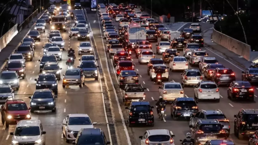 Carros transitando em uma BR do Brasil em alusão a pauta sobre o IPVA 2026