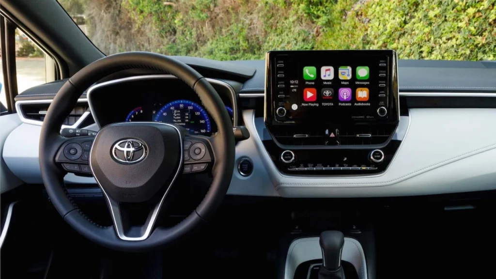 Novo Corolla está irreconhecível e novas imagens revelam o interior do sedã