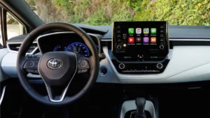 Novo Corolla está irreconhecível e novas imagens revelam o interior do sedã