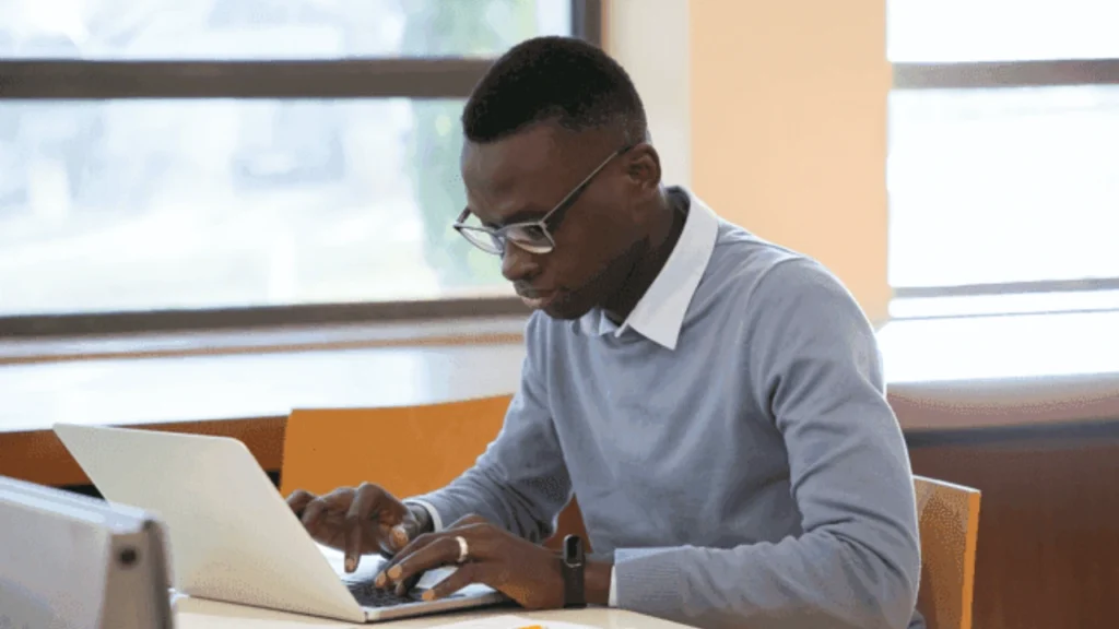 Foto de um homem negro digitando em um notebook referente a pauta "O que significa CNPJ inapto"