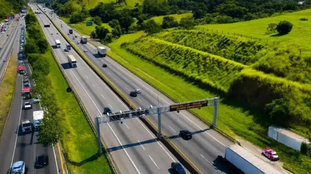 Foto aérea de um pedágio em alusão a pauta "Passou por um pedágio Free Flow? App CNH do Brasil agora mostra as cobranças"