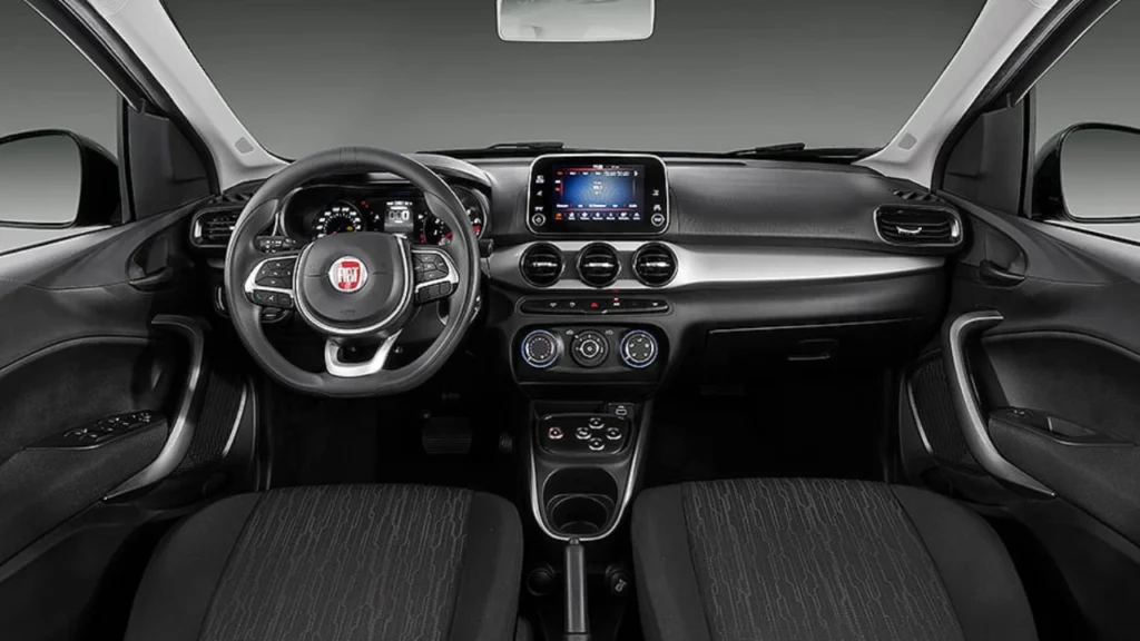 Foto do interior e painel do carro Fiat Argo X em alusão a pauta "Quem esperava comprar um Fiat Argo talvez queira esperar mais um pouco; entenda o motivo"