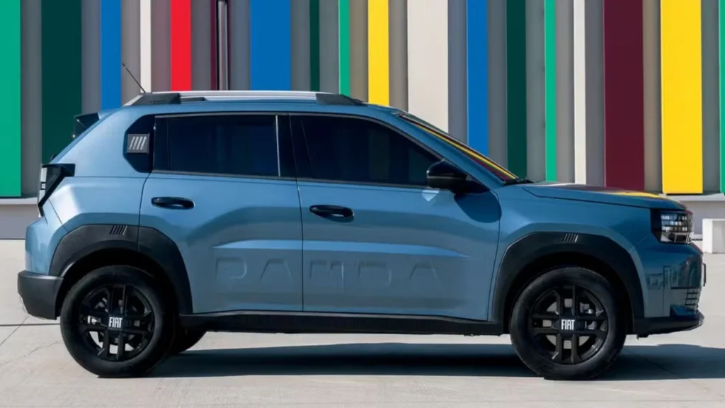 Foto do carro Fiat Argo X , na cor azul claro, em alusão a pauta "Quem esperava comprar um Fiat Argo talvez queira esperar mais um pouco; entenda o motivo"